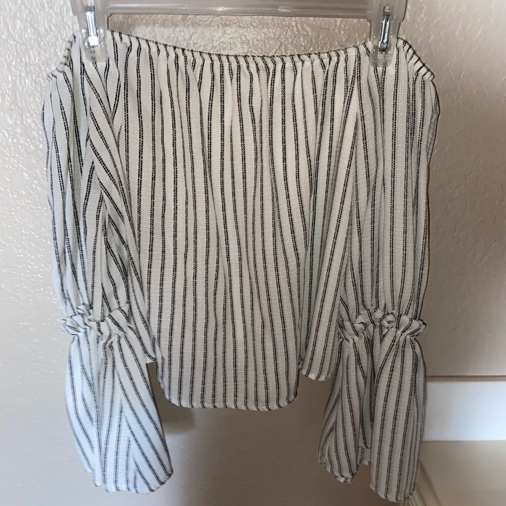 OFF THE SHOULDER CROP